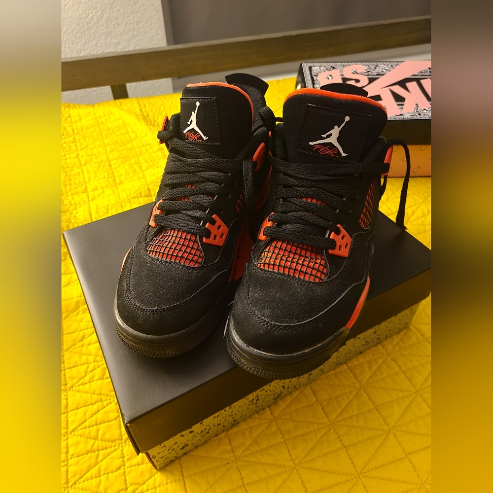 Air Jordan 4 Retro 'Red Thunder' sneakers